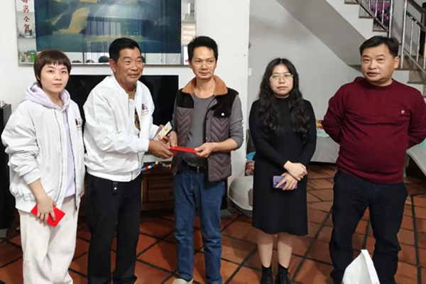 云霄縣云陵工業(yè)開發(fā)區(qū)領(lǐng)導(dǎo)、上坑村村委會(huì)領(lǐng)導(dǎo)與振牌集團(tuán)領(lǐng)導(dǎo)一行慰問困難群眾